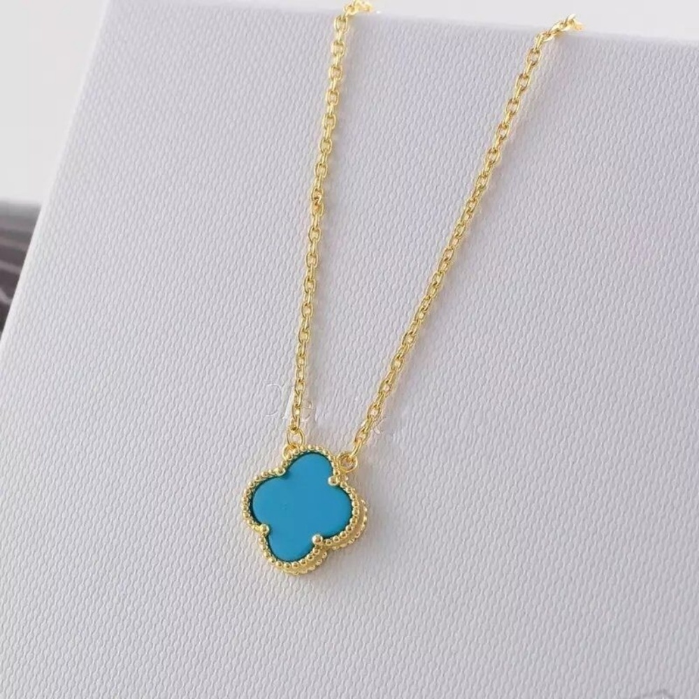 Gorgeous single turquoise clover pendant necklace